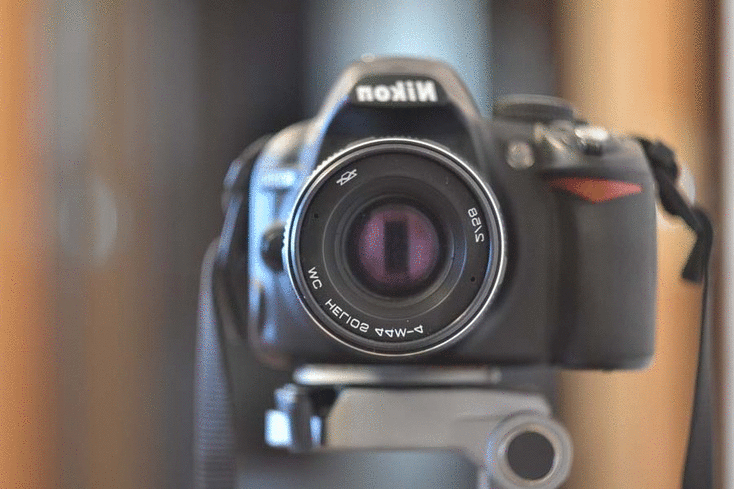 Animation showing aperture of camera opening and closing and the resulting effect on depth of field
